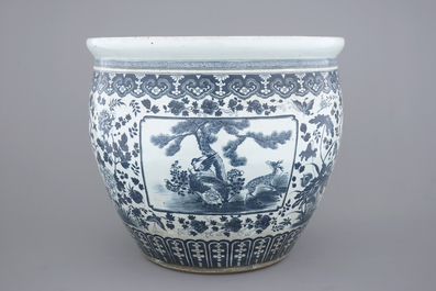 A large Chinese blue and white porcelain fish bowl, 19th C.
