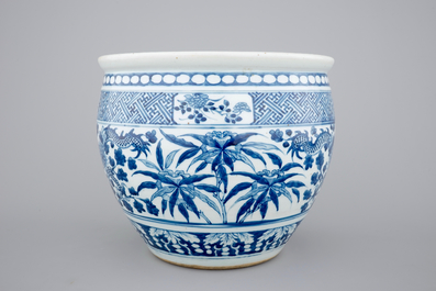 A blue and white Chinese fishbowl with dragons, 18/19th C.