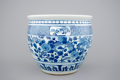 A blue and white Chinese fishbowl with dragons, 18/19th C.