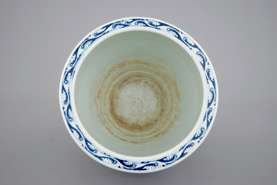 A blue and white Chinese fishbowl with dragons, 18/19th C.