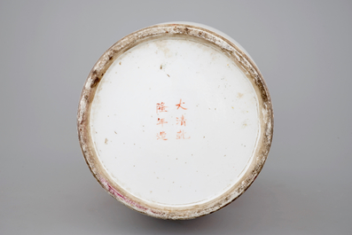 A Chinese porcelain vase with foo dogs, 19th C.