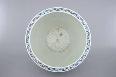 A large Chinese blue and white porcelain fish bowl, 19th C.