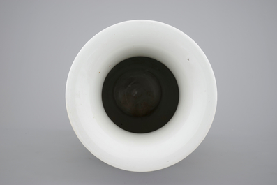 A fine Chinese famille rose porcelain vase, Jingdezhen, 20th C.