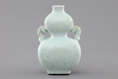 A small pale celadon-glazed vase, 18/19th C.