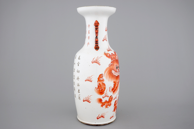A Chinese porcelain vase with foo dogs, 19th C.