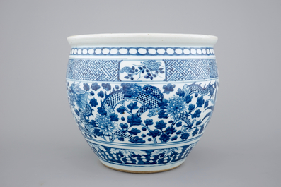 A blue and white Chinese fishbowl with dragons, 18/19th C.
