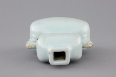 A small pale celadon-glazed vase, 18/19th C.
