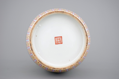 A fine Chinese famille rose porcelain vase, Jingdezhen, 20th C.