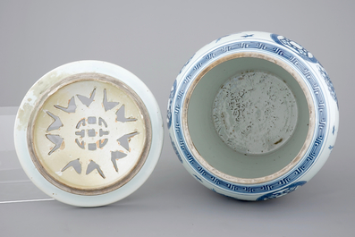 A Chinese open-worked blue and white garden seat with loose top, 19th C.