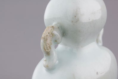 A small pale celadon-glazed vase, 18/19th C.
