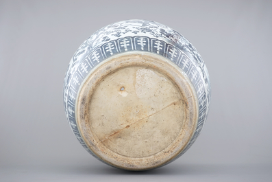 A large Chinese blue and white porcelain fish bowl, 19th C.