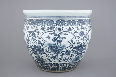 A large Chinese blue and white porcelain fish bowl, 19th C.