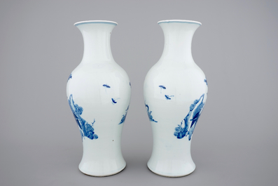 A pair of blue and white Chinese porcelain yenyen vases, 19th C.