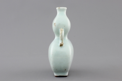 A small pale celadon-glazed vase, 18/19th C.