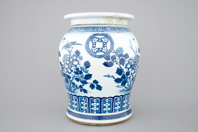 A Chinese open-worked blue and white garden seat with loose top, 19th C.