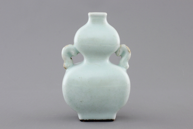 A small pale celadon-glazed vase, 18/19th C.