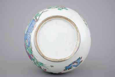 A Chinese famille rose porcelain bottle-shaped vase, 19th C.