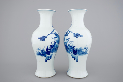 A pair of blue and white Chinese porcelain yenyen vases, 19th C.