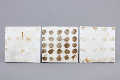 A set of 3 Japanese blue and white Seto porcelain tiles, 18/19th C.