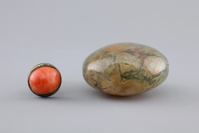 A Chinese incrusted agate snuff bottle with inside decoration of fish, 19/20th C.