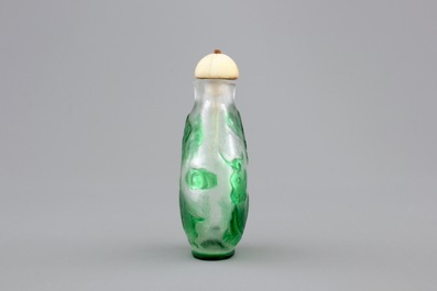 A Chinese overlay glass snuff bottle, 19/20th C.
