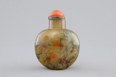 A Chinese incrusted agate snuff bottle with inside decoration of fish, 19/20th C.