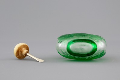 A Chinese overlay glass snuff bottle, 19/20th C.