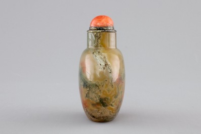 A Chinese incrusted agate snuff bottle with inside decoration of fish, 19/20th C.