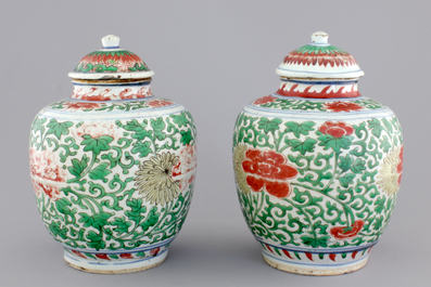 A pair of Chinese wucai porcelain vases with covers, Transitional, 17th C.