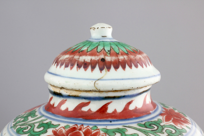 A pair of Chinese wucai porcelain vases with covers, Transitional, 17th C.