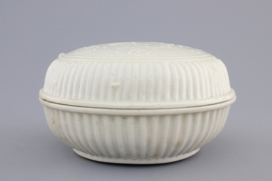 A round Chinese Dehua blanc de Chine box and cover, Kangxi, ca. 1700