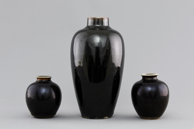 A group of Chinese monochrome brown and black wares, 17/18th C.