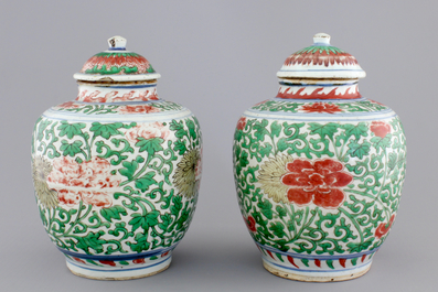 A pair of Chinese wucai porcelain vases with covers, Transitional, 17th C.