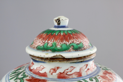 A pair of Chinese wucai porcelain vases with covers, Transitional, 17th C.