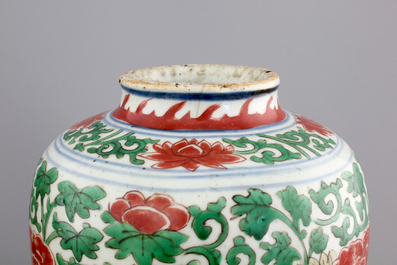 A pair of Chinese wucai porcelain vases with covers, Transitional, 17th C.