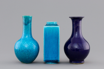 A lot of 3 monochrome turquoise and aubergine Chinese porcelain vases, 18/19th C.