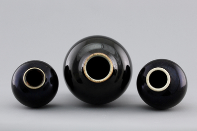 A group of Chinese monochrome brown and black wares, 17/18th C.