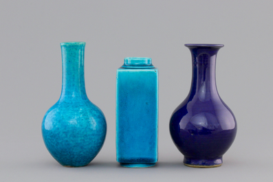 A lot of 3 monochrome turquoise and aubergine Chinese porcelain vases, 18/19th C.