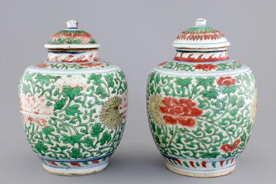 A pair of Chinese wucai porcelain vases with covers, Transitional, 17th C.