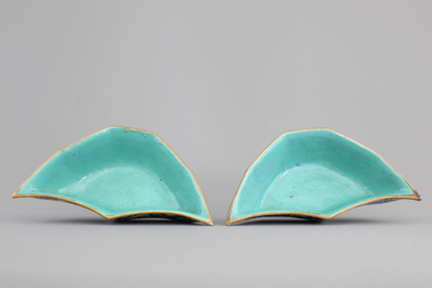 A pair of Chinese porcelain enameled bat-shaped bowls, 19th C.
