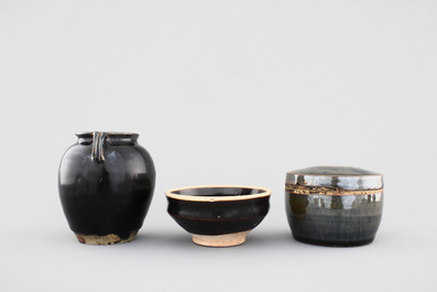 5 Chinese Yuan and Ming Dynasty dark glazed pottery pieces: 3 jars, a bowl and a box with cover