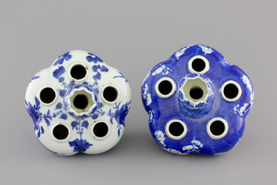 Two Chinese blue and white garlic neck tulip vases, 19th C.