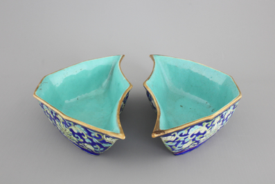A pair of Chinese porcelain enameled bat-shaped bowls, 19th C.