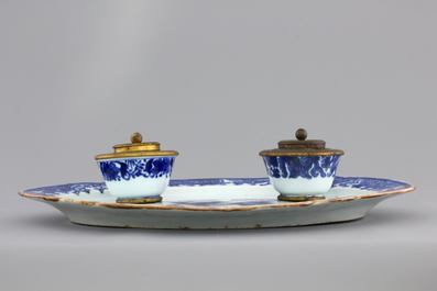 A Chinese blue and white oval dish with two cups mounted as an inkstand, 18th C.