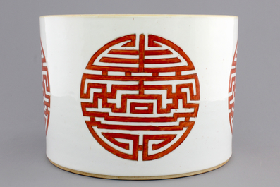 A large Chinese porcelain iron-red "Longevity" brush pot, 19/20th C.