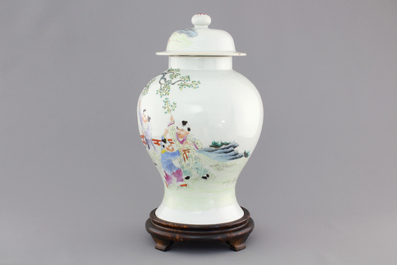 A Chinese famille rose porcelain vase with playing boys on a wooden stand, 19th C.