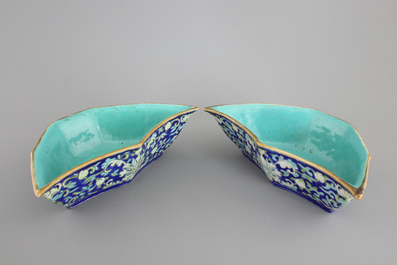 A pair of Chinese porcelain enameled bat-shaped bowls, 19th C.
