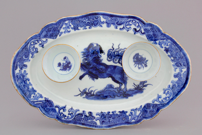 A Chinese blue and white oval dish with two cups mounted as an inkstand, 18th C.