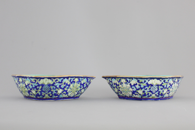 A pair of Chinese porcelain enameled bat-shaped bowls, 19th C.