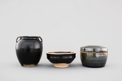 5 Chinese Yuan and Ming Dynasty dark glazed pottery pieces: 3 jars, a bowl and a box with cover